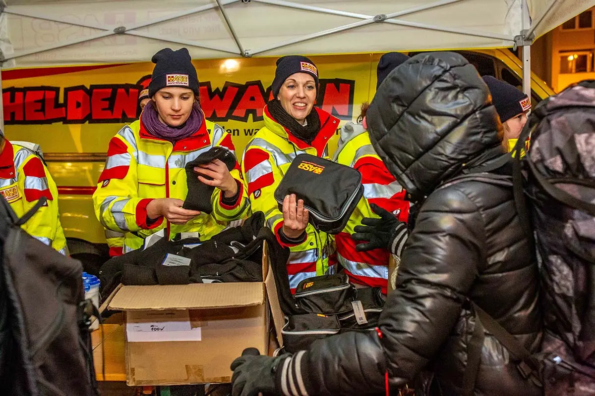 Ausgabe von Socken und Schlafsäcken bei der ASB-Kältehilfe in Köln