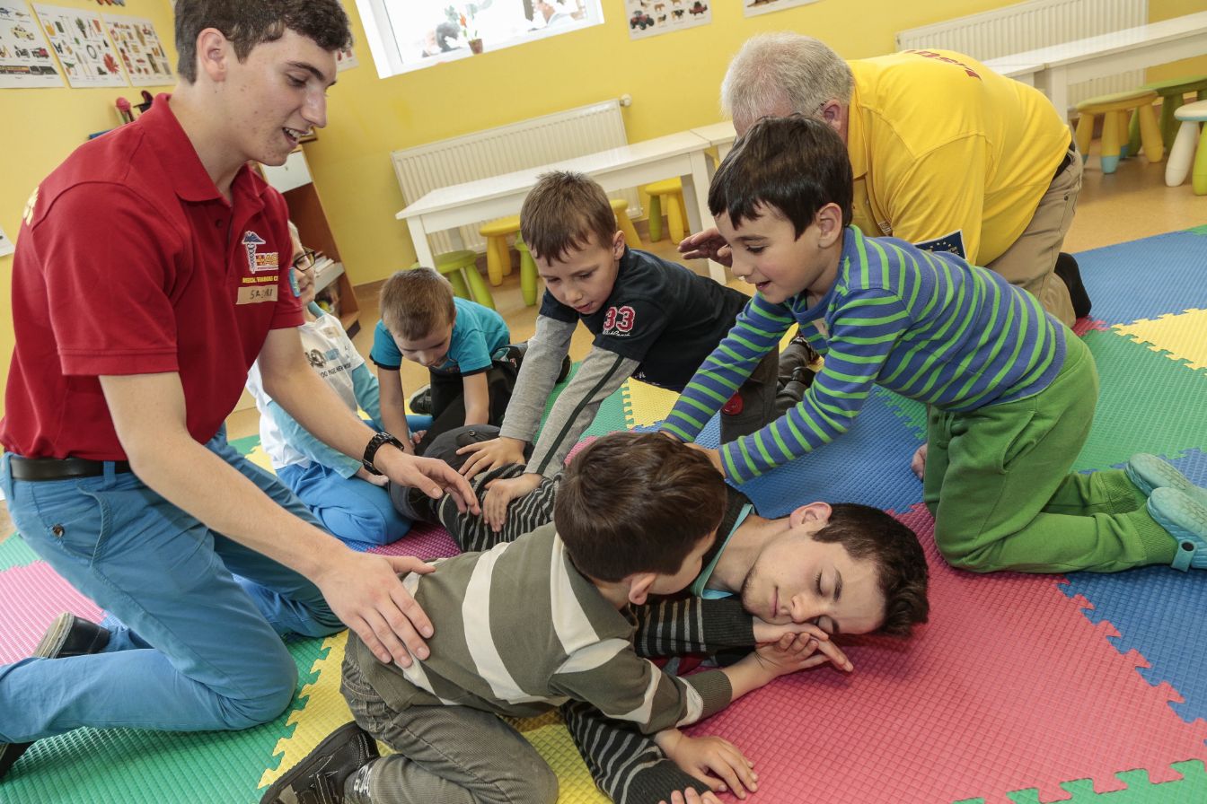 Kinder Lernen Erste Hilfe Beim Asb