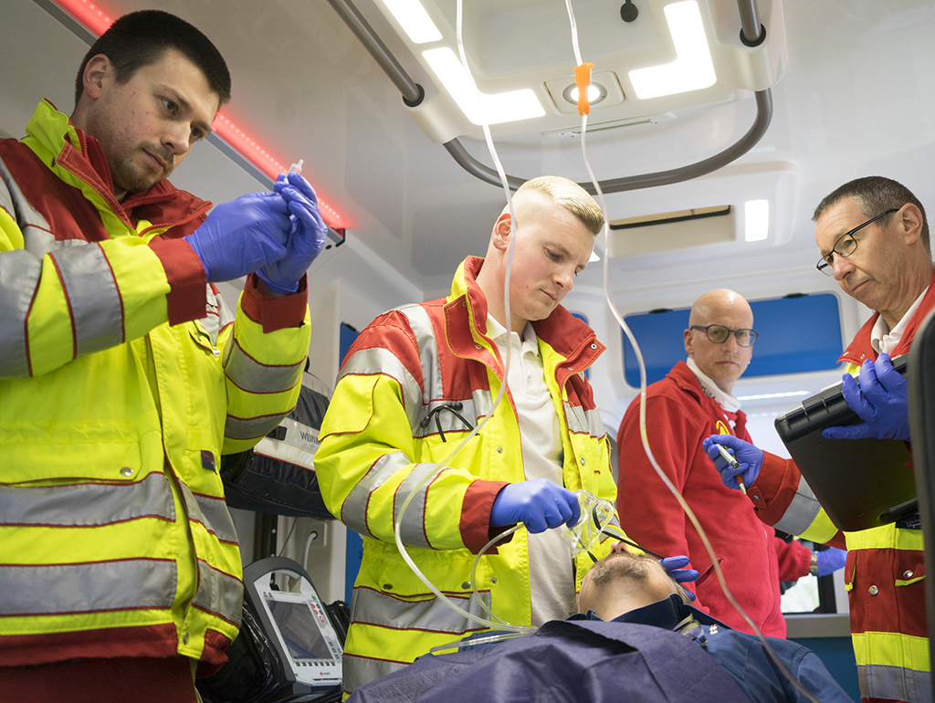 Notfallsanitäter-Ausbildung Praxisübung im Rettungswagen