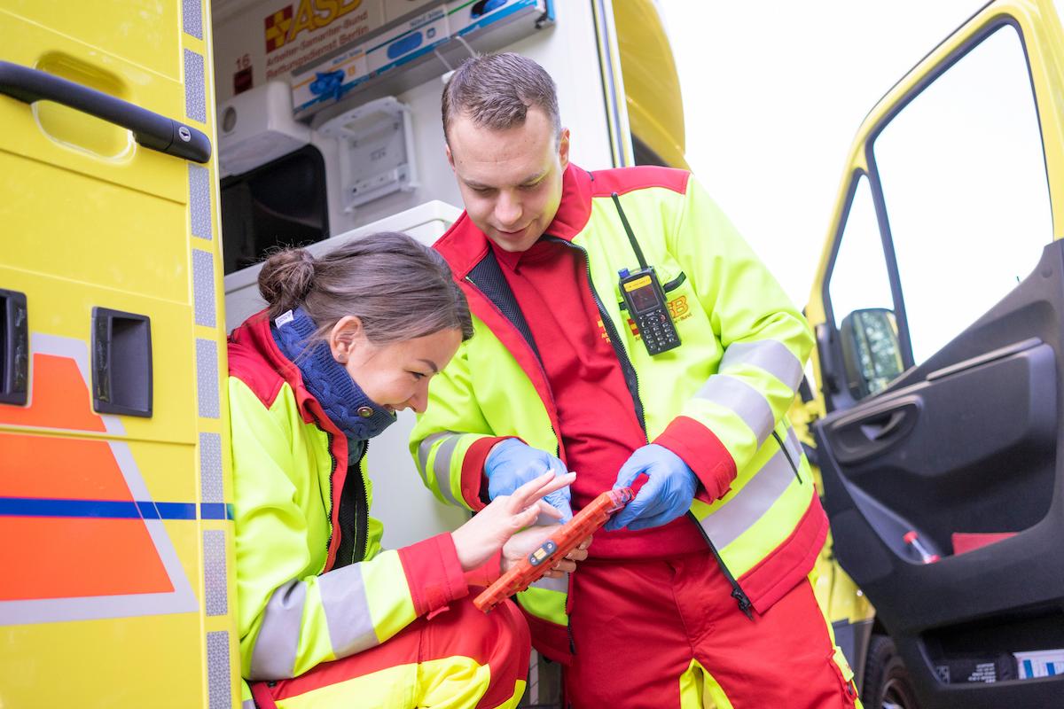 Notfallsanitäter-Ausbildung - Teamwork hilft auch beim Ausfüllen vom Einsatzbericht