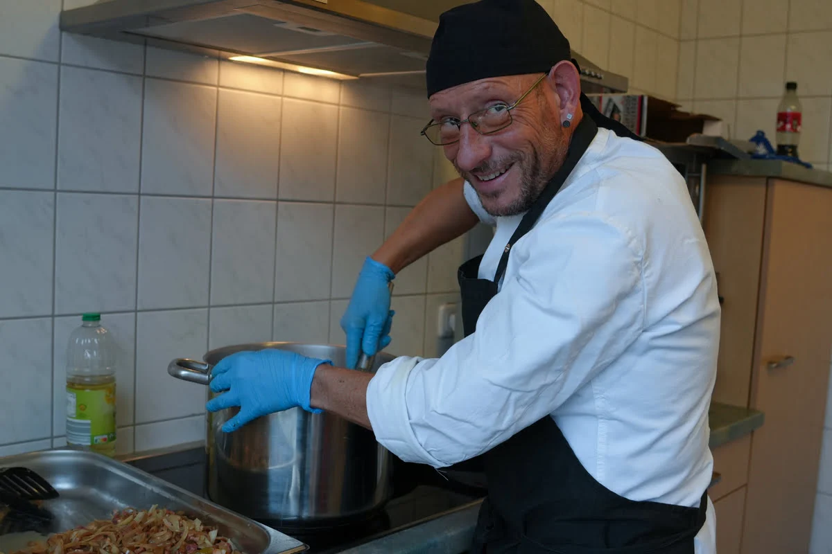 Offenheit, Teamgeist und eine warme Mahlzeit, die Menschen zusammenbringt: Die Samariterküche des ASB-Regionalverband Kiel/Rendsburg-Eckernförde