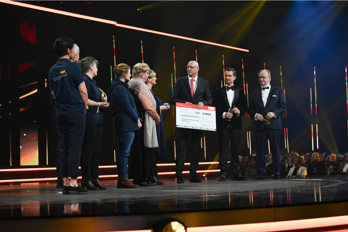 Preisübergabe Publikumspreis Goldene Henne 2024 an den ASB-Wünschewagen