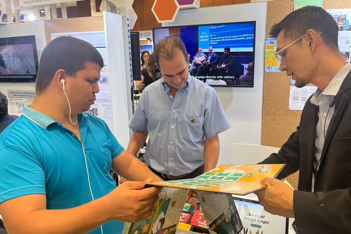 Jadder Alberto Guillén stellt eiJadder Alberto Guillén, von der ASB-Partnerorganisation OCN (Vereinigung blinder Menschen) aus Nicaragua, erläutert einem Besucher am Stand der Innovation-Plattform seine Erfahrung.