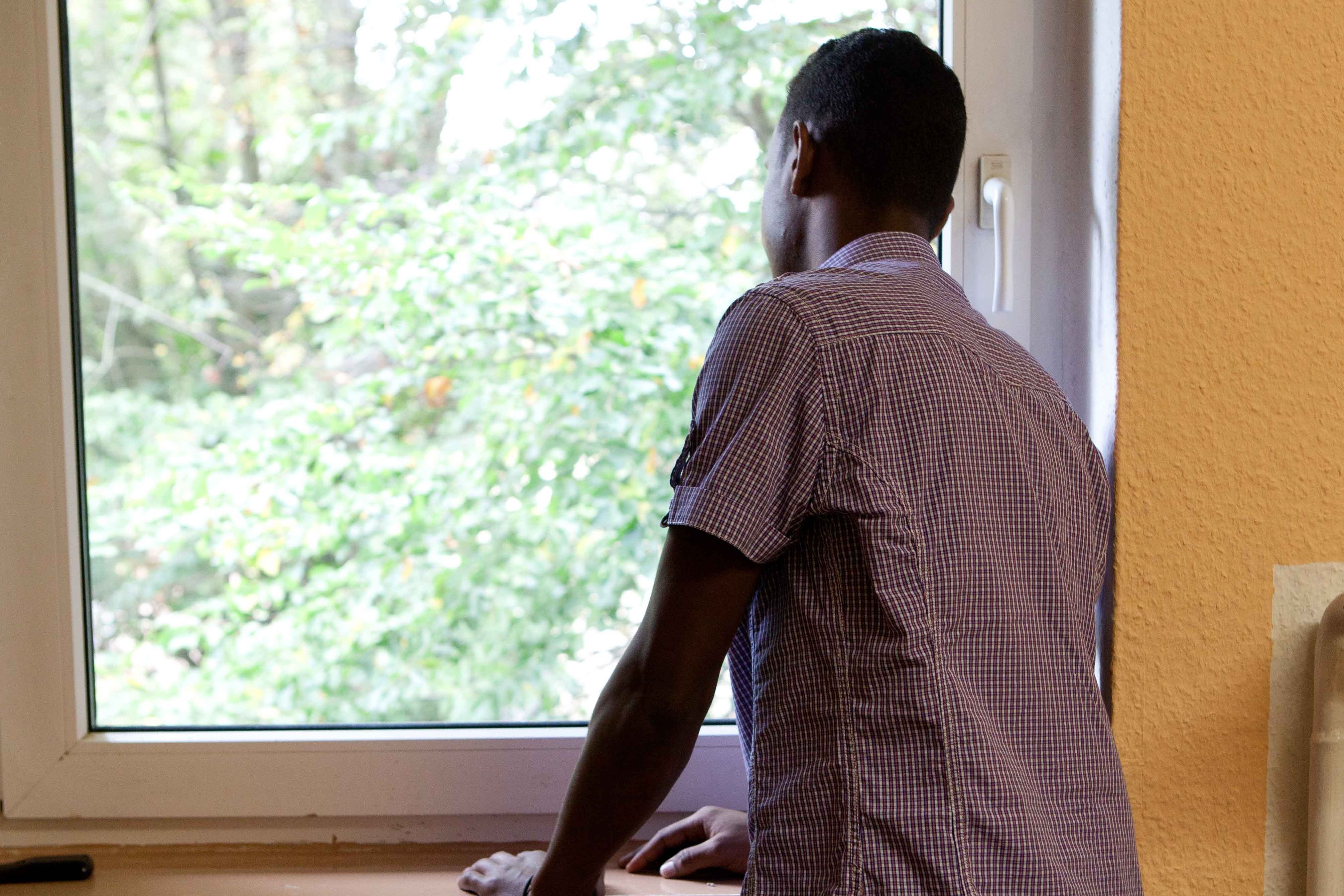 ASB Bremen: Minderjähriger Flüchtling sieht aus dem Fenster