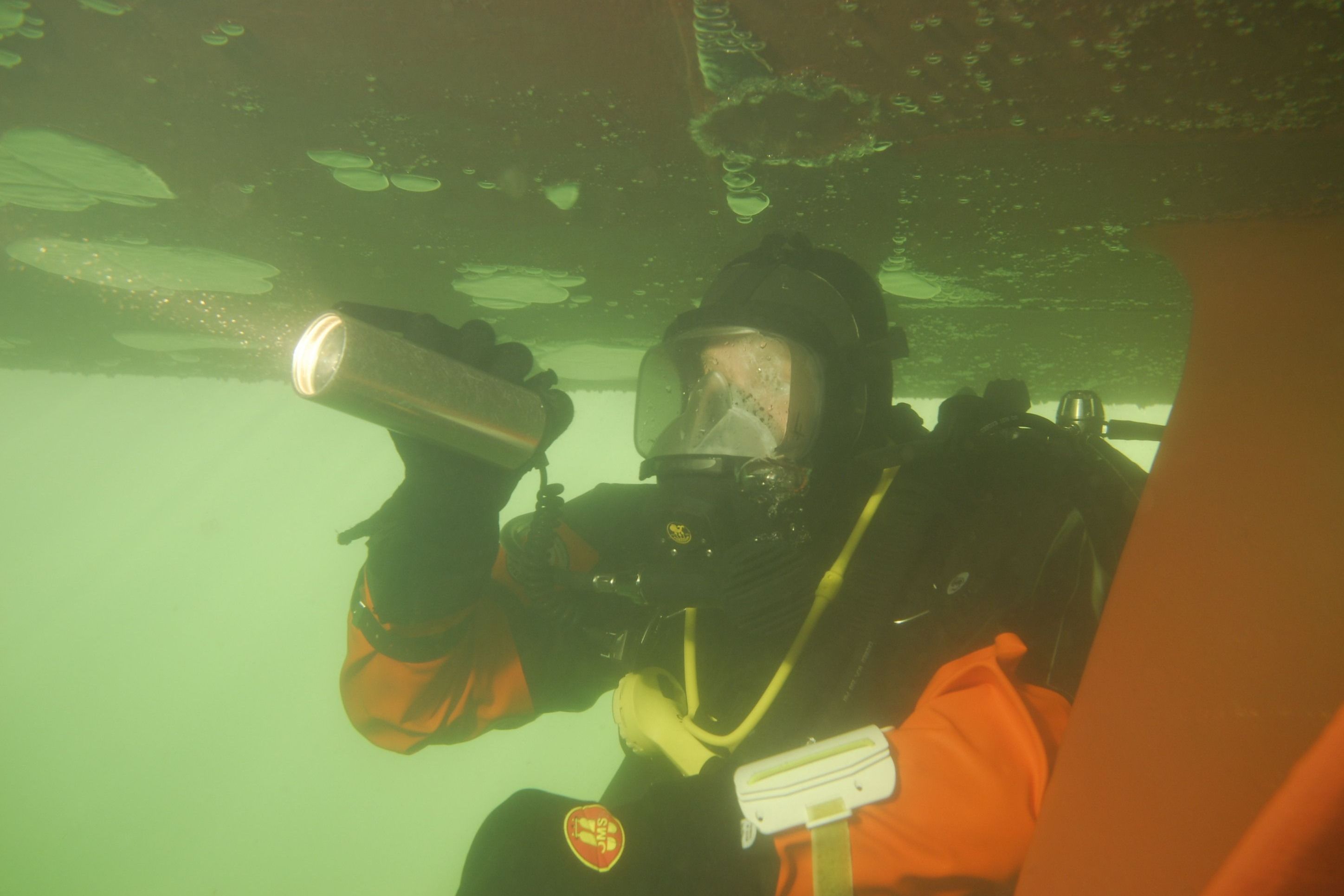 Die REttungstaucher üben unter Wasser.