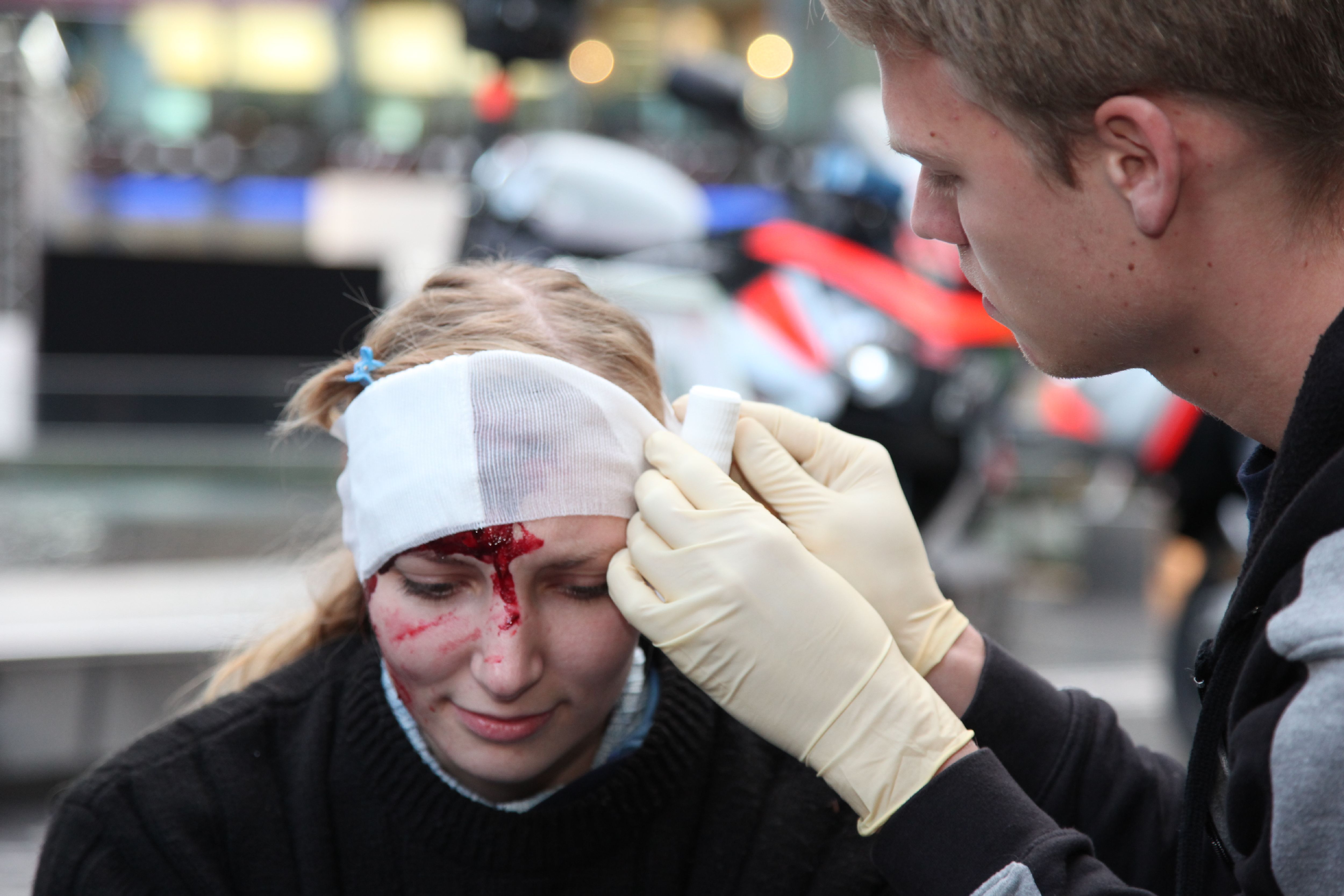 Realistische Unfalldarstellung - Notafllübung mit geschminkter Person