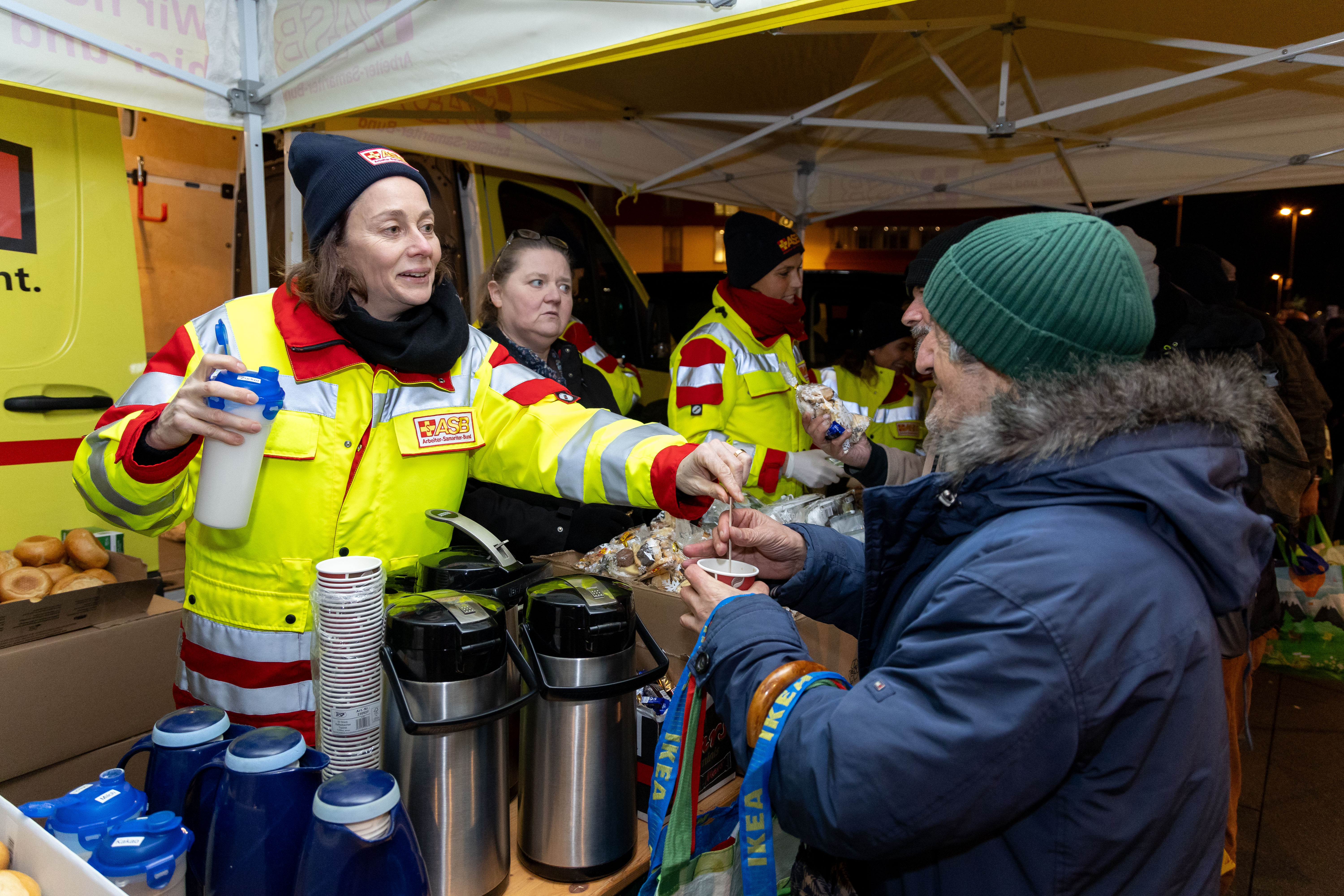 Samariterinnen und Samariter im Einsatz für wohnungslose Menschen am Kölner Hauptbahnhof