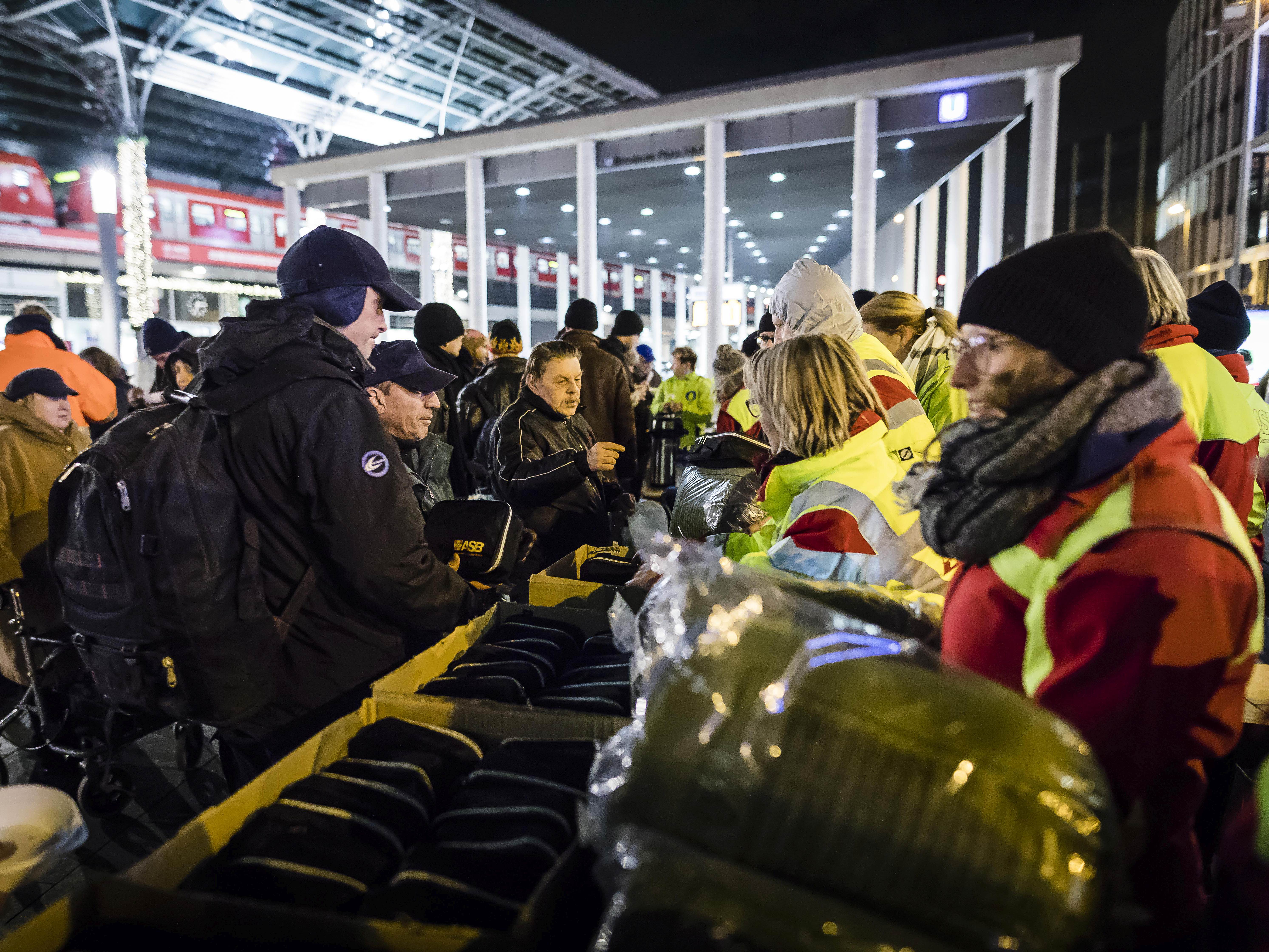 ASB setzt Kältehilfeaktion fort: 2.500 Schlafsäcke für Obdachlose
