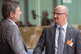 Uwe Fichtmüller, Geschäftsführer des ASB Sachsen im Gespräch mit dem Bundestagsabgeordneten Dirk Heidenblut.