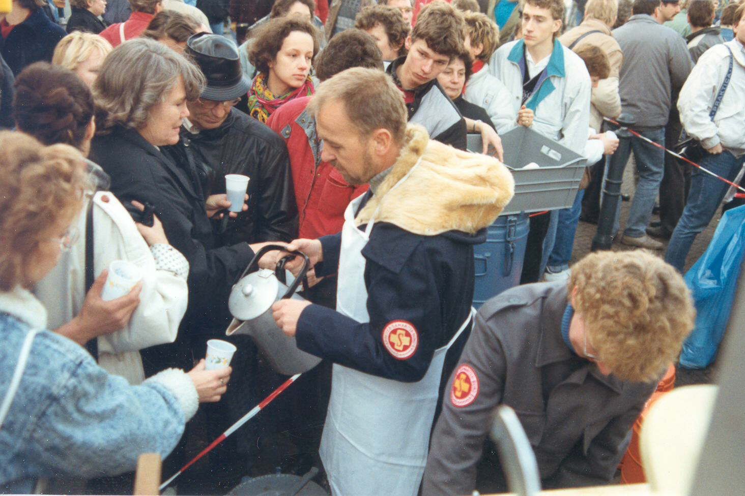 Das Wochenende nach dem Mauerfall 1989 versorgen Samariter tausende Besucher aus der DDR in Westberlin. Bis Sonntagabend wurden mehr als 28.000 Portionen Heißgetränke ausgegeben.