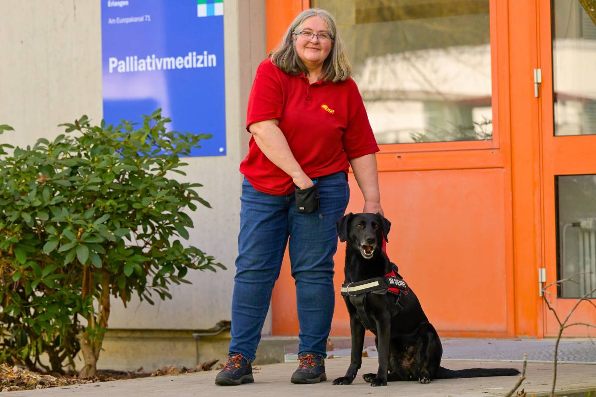 fdm_0425_besuchshund.jpg Hund mit Ehrenamtlicher