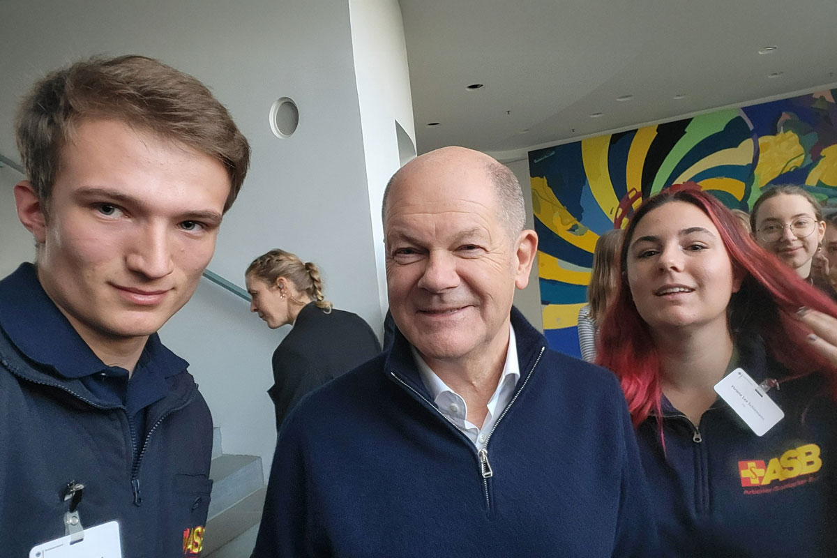 Freiwilligendienstleistende im Gespräch mit Bundeskanzler Olaf Scholz