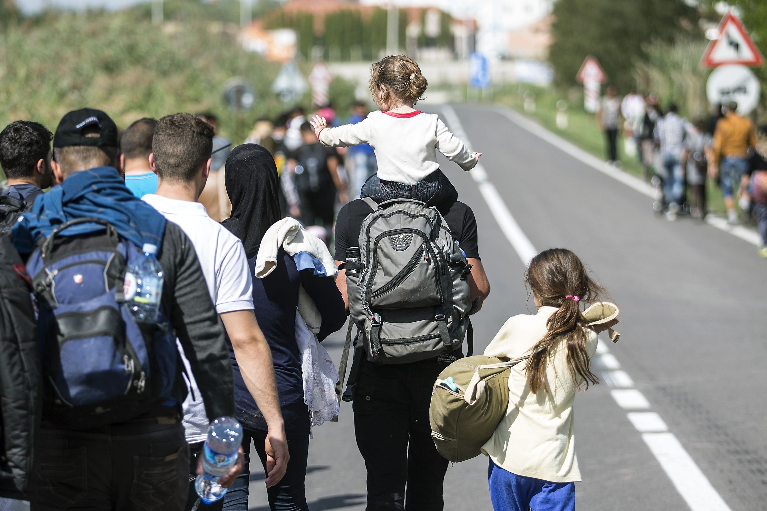 Flüchtlinge gehen auf einer Straße im Norden Serbiens