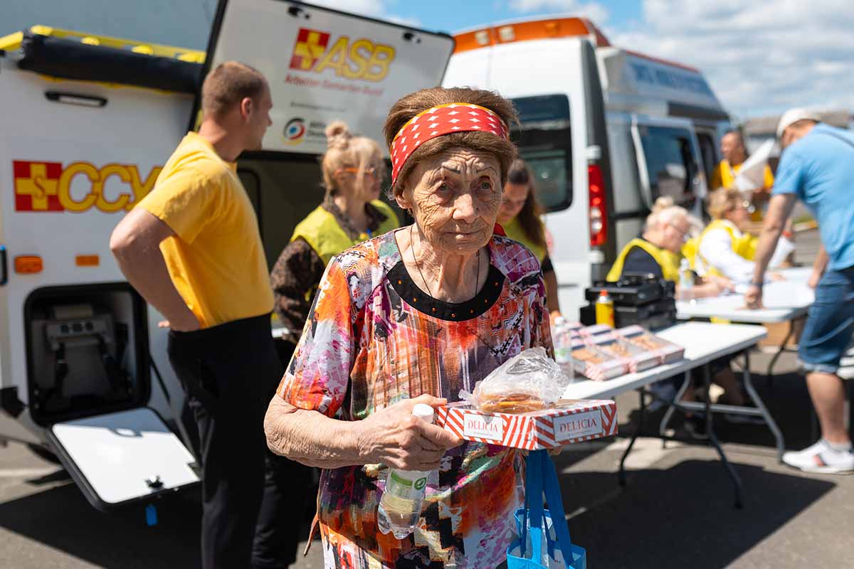 Aeltere_Frau_mit_Essen.jpg